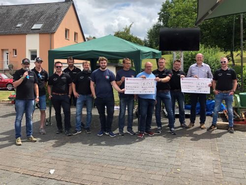 Spendenübergabe; Foto zeigt die Mitglieder mit den Vereinsvorsitzenden Rudi Rinnen und Thomas Treptau Foto Spendenübergabe; Foto zeigt die Mitglieder mit den Vereinsvorsitzenden Rudi Rinnen und Thomas Treptau